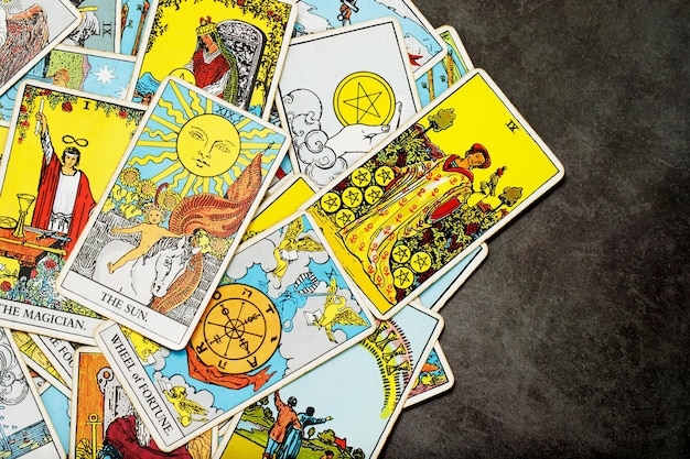 Ein Kartenspiel mit Tarotkarten, Wahrsagerei, Vorhersage, Magie
