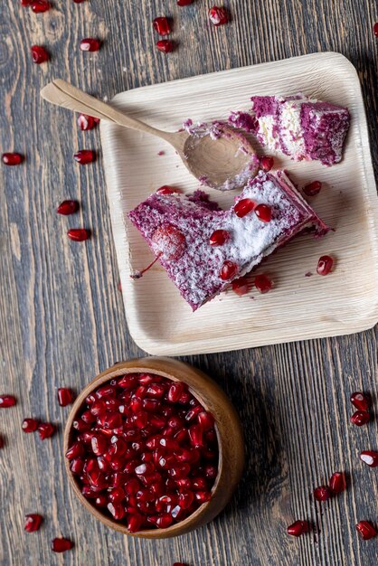 Ein kastanienbrauner Kuchen mit dem Geschmack verschiedener Beeren