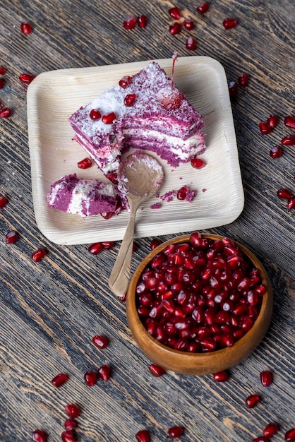 Ein kastanienbrauner Kuchen mit dem Geschmack verschiedener Beeren