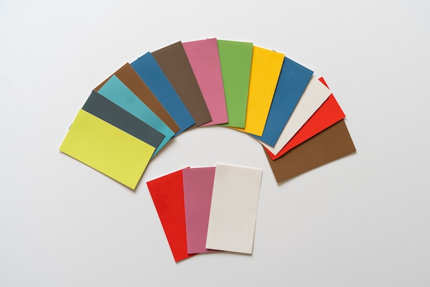 Ein Katalog mit Farbtonmustern, Designerauswahl, Draufsicht auf den Schreibtisch am Arbeitsplatz