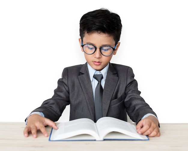 Ein kaukasischer Junge mit Glaslesebuch-Hintergrund-Studio-Portrait