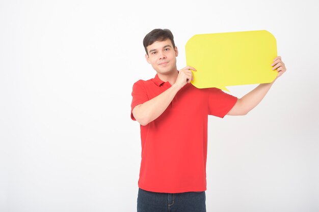 Ein kaukasischer Mann mittleren Alters hält gelbe leere Rede auf weißem Hintergrund