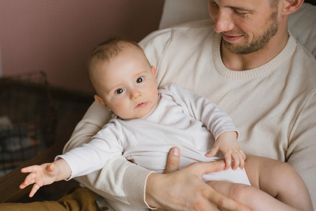 Ein kaukasischer Vater hält seinen kleinen Sohn in seinen Armen Glückliche Vaterschaft und Familie