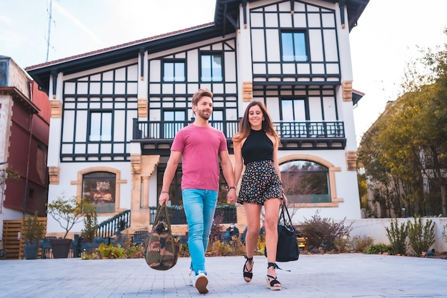 Ein kaukasisches Paar verlässt das Hotel, nachdem es seinen wunderschönen Urlaub verbracht hat. Sommerlicher Lebensstil