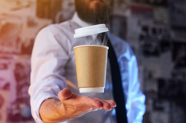 Ein Kellner und eine schwebende Tasse heißen Kaffee