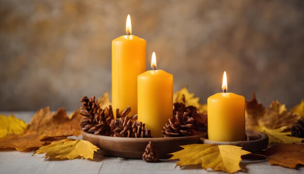 Ein Kerzenhalter mit drei Kerzen und Blättern auf dem Tisch