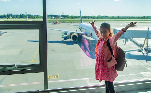 Ein Kind am Flughafen betrachtet das Flugzeug. Selektiver Fokus. Kind.