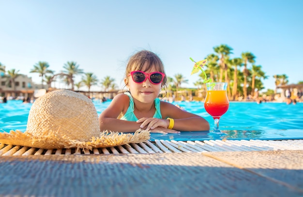 Ein Kind am Meer trinkt einen Cocktail. Selektiver Fokus. Kind.