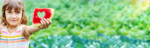 Ein Kind auf einem Picknick isst eine Wassermelone Selektiver Fokus