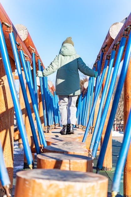 Foto ein kind auf einer hängebrücke aus baumstämmen attraktion zum wandern