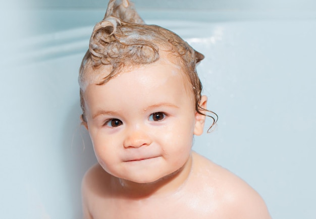 Foto ein kind beim baden, ein kleines baby beim baden, eine nahaufnahme des gesichtsporträtes eines lächelnden jungen, gesundheitsversorgung und kinder