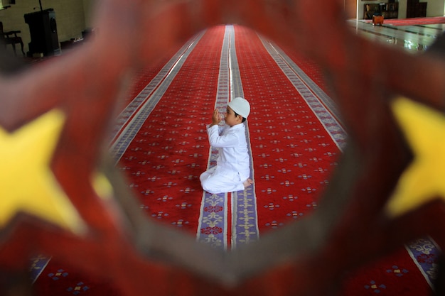 Ein Kind betet in der Moschee