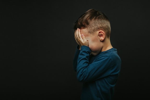 Foto ein kind, dessen depression mit geschlossenen händen
