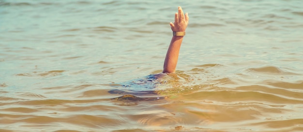 Ein Kind ertrinkt im Wasser auf See