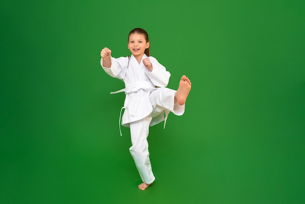 Ein Kind im Judo-Training Ein kleines Mädchen studiert Kampfkunst und Kinder im Aikido-Training