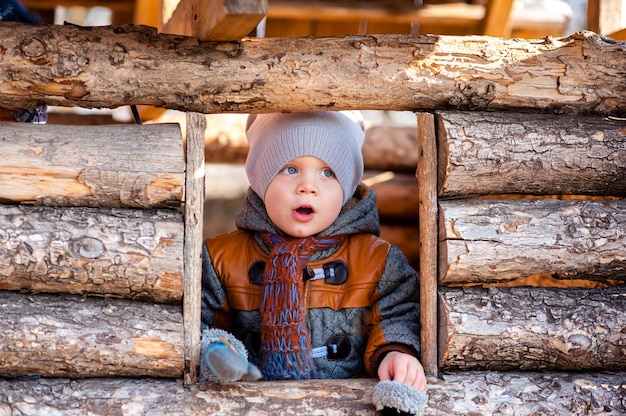 Ein Kind im Park spielte im Holzhaus