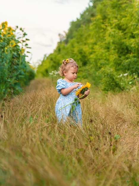 Ein Kind in einem Feld von Sonnenblumen Ukraine Selektiver Fokus