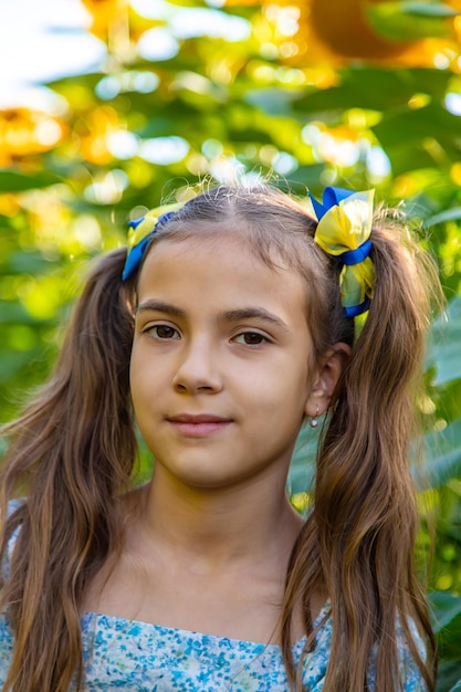 Ein Kind in einem Feld von Sonnenblumen Ukraine Selektiver Fokus