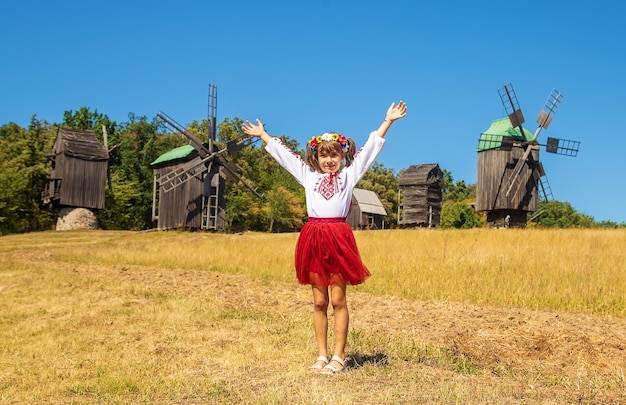 Ein Kind in einer ukrainischen Nationaltracht