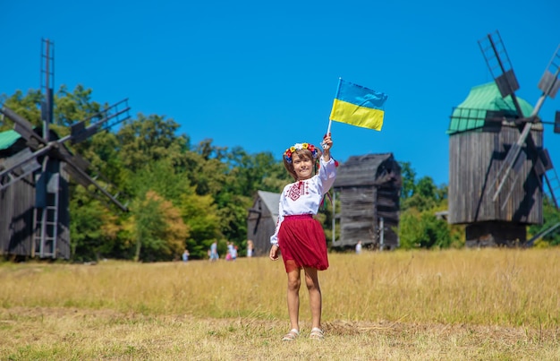 Ein Kind in einer ukrainischen Nationaltracht