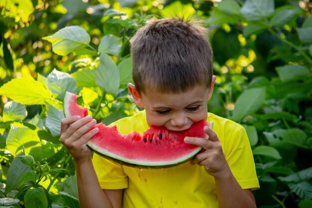 Ein Kind isst eine Wassermelone Selektiver Fokus Natur