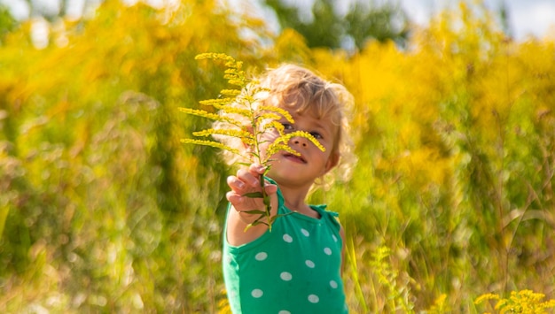 Ein Kind ist allergisch gegen Ragweed, das im Park blüht.