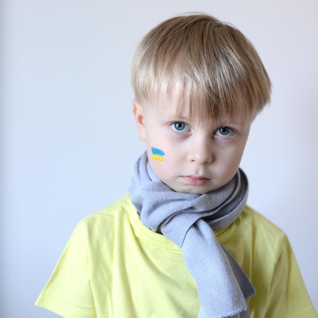 Ein Kind mit der Flagge der Ukraine
