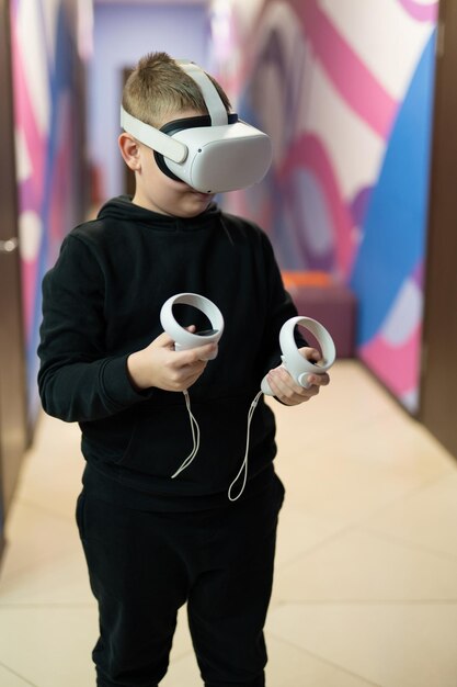 Foto ein kind mit einer virtuellen realitätsbrille spielt ein spiel