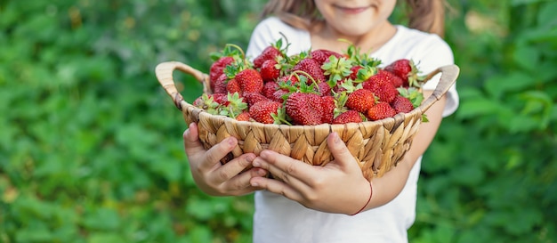 Ein Kind mit Erdbeeren in den Händen