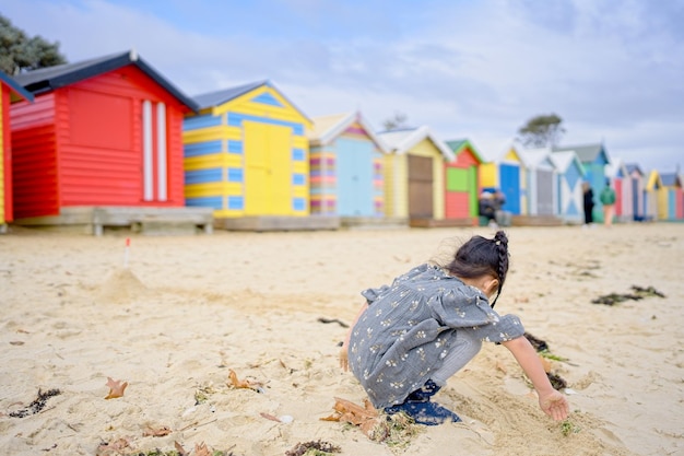 Ein Kind spielt im Sand am Strand von Brighton