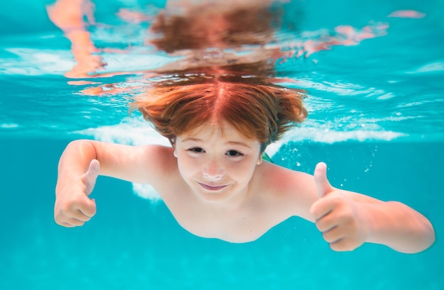 Foto ein kind spritzt im schwimmbad, ein kind schwimmt unter wasser, ein junge schwimmt im meer.