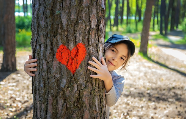 Ein Kind umarmt einen Baum