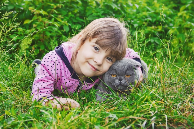 Ein Kind und eine Katze. Selektiver Fokus