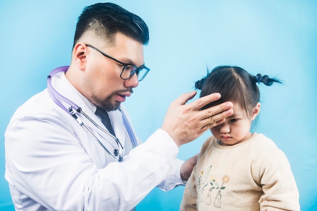 Ein Kinderarzt, der Kinder behandelt