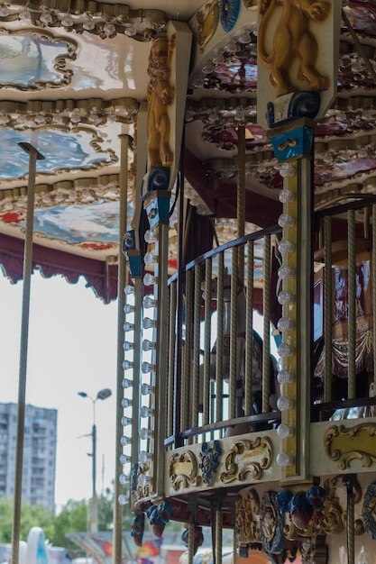 Ein Kinderkarussell im Park