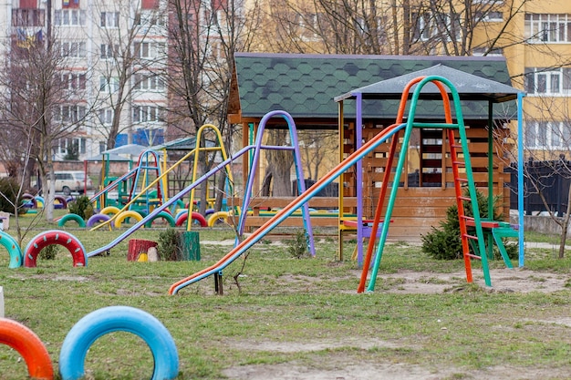 Ein Kinderspielplatz, ein Schieber im Sand.