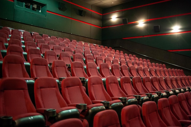 Foto ein kino mit roten sitzen und einer grünen wand mit roten linien.