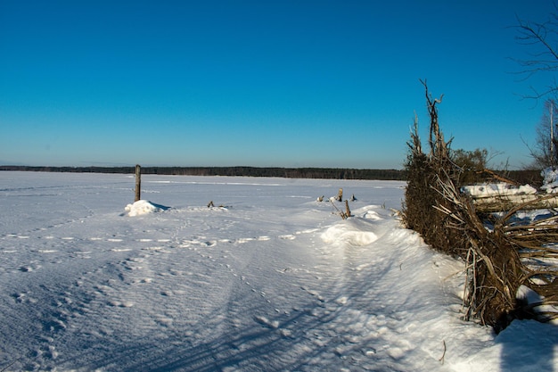 Ein klarer Wintertag an der Wolga