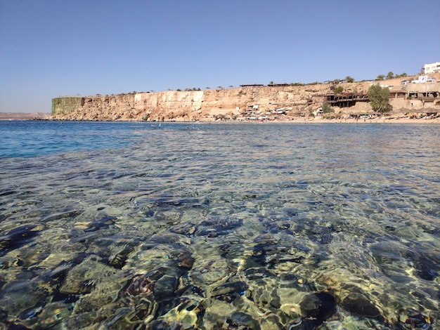 Ein klares Meerwasser und ein Gehege unter Wasser