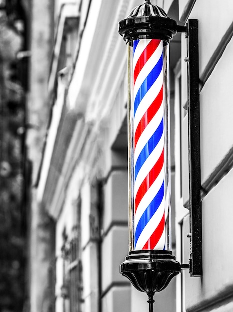 Ein klassisches Friseurlogo. Barber Shop Pole. Logo des Friseursalons, Symbol. Barbershop-Stange, Retro. Altmodische Vintage Barber Shop Pole. Schwarz und weiß.