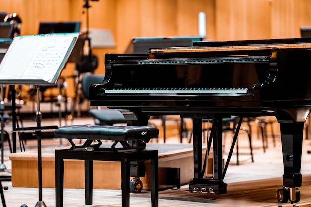 Ein Klavier auf der Philharmonie-Bühne neben anderen Musikinstrumenten