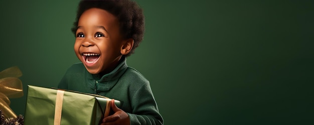 Ein kleiner afrikanischer Junge öffnet ein Geschenk und lacht auf rotem Hintergrund.