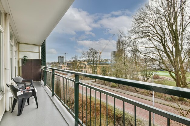 Ein kleiner Balkon mit Blick auf die Stadtstraße mit einem Platz zum Entspannen in Form von zwei Stühlen und einem Tisch