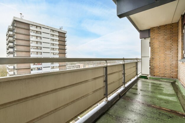 Ein kleiner Balkon mit Blick auf die Straßen der Stadt in der Wohnung eines modernen Hauses