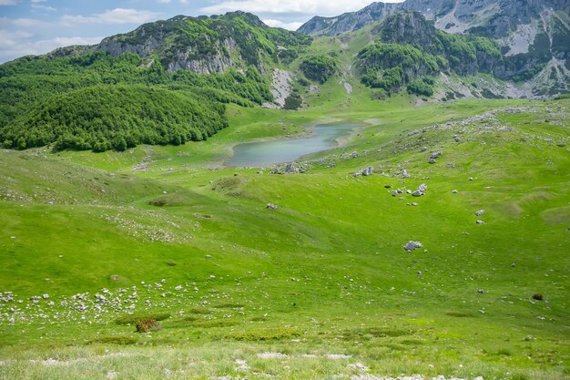 Ein kleiner Bergsee inmitten der hohen malerischen Berge.