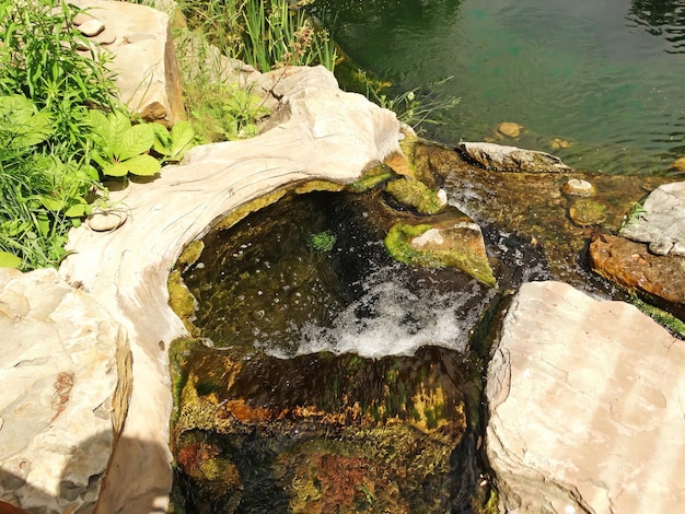 Ein kleiner dekorativer Wasserfall im Garten Landschaftsgestaltung