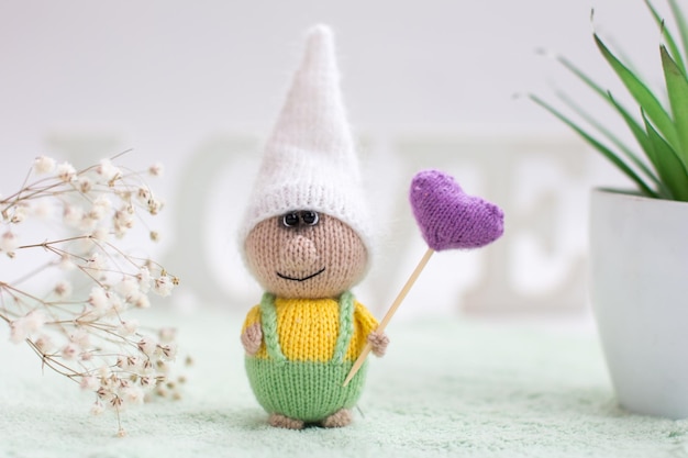 Ein kleiner Gnom gestrickt mit Stricknadeln Geschenk für Kinder Weihnachtskarte