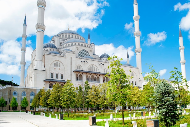 Ein kleiner grüner Park auf dem Gebiet der neuen Çamlca-Moschee in Istanbul.