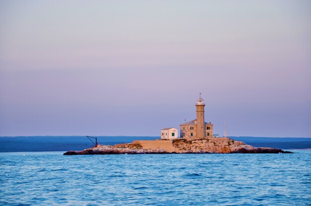 Ein kleiner isolierter Leuchtturm auf einer Steininsel in der Adria. Montenegro, Europa.