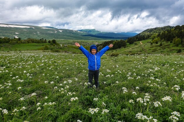 Ein kleiner Junge auf den blühenden Almwiesen von LagoNaki Adygea Russland 2021